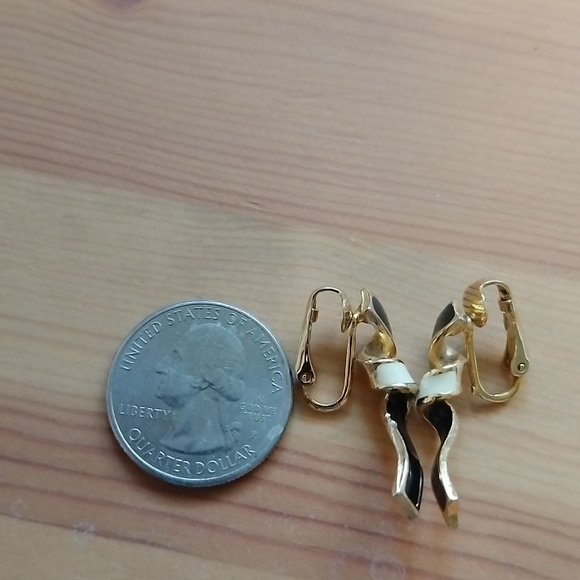 Vtg. Retro Enameled Ribbon flowing Gold tone,black & cream clip on earrings - Picture 8 of 8